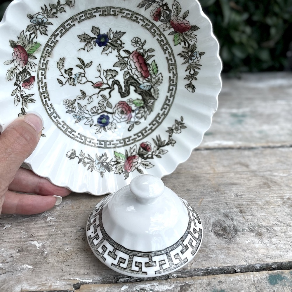 J & G MEAKIN England Classic White KASHMIR Lid